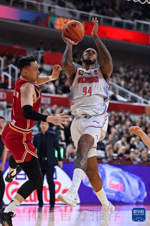 古德温控球过半场 右路突破上篮得手